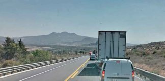 #Video | Se desprende contenedor de tráiler y colapsa por horas la autopista Siglo XXI