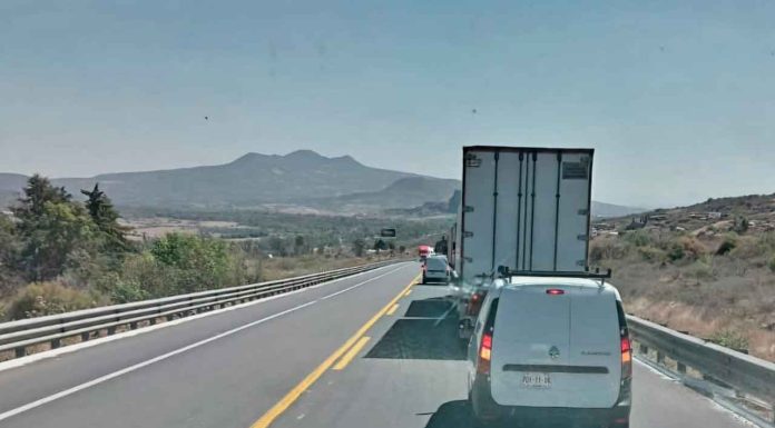 #Video | Se desprende contenedor de tráiler y colapsa por horas la autopista Siglo XXI