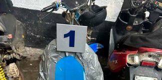 FGE ejecuta cateo en taller mecánico en Pátzcuaro y asegura una motocicleta con alteraciones en sus medios de identificación