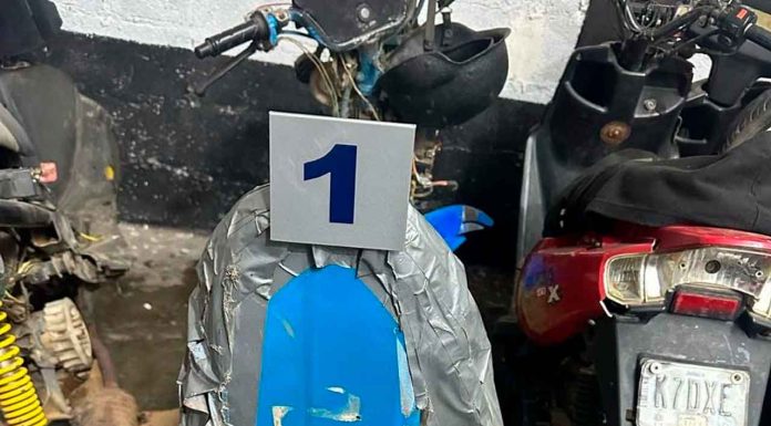 FGE ejecuta cateo en taller mecánico en Pátzcuaro y asegura una motocicleta con alteraciones en sus medios de identificación