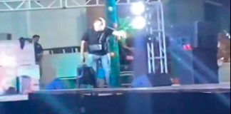 #Video | Camarógrafo de la Expo Feria del Mango en Lombardía sufrió una caída: Se lo “comió” el escenario