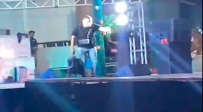 #Video | Camarógrafo de la Expo Feria del Mango en Lombardía sufrió una caída: Se lo “comió” el escenario