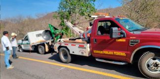 Auto cae a un barranco en la carretera Zicuirán-Huetamo; conductor sale ileso