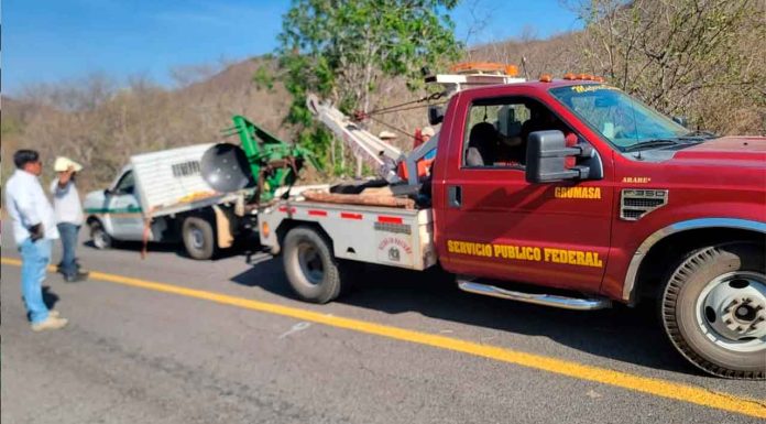 Auto cae a un barranco en la carretera Zicuirán-Huetamo; conductor sale ileso