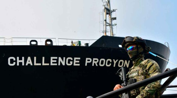 Aseguran buque con 10 millones de litros de diésel en Tampico