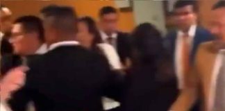 #Video | Violenta pelea entre varios miembros de la congregación en iglesia de #Guatemala