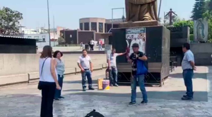 #Video | Imagen del Papa Francisco bajo la estatua del Papa San Juan Pablo II en la Basílica de Guadalupe