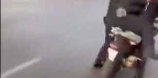 #Video | Policías de la CDMX son exhibidos por usar placas falsas en motocicleta oficial