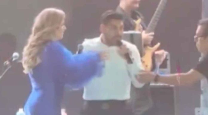 #Video | Alcalde de Nezahualcóyotl desata controversia en concierto tras señalar que “la gente no puede pagar un boleto”
