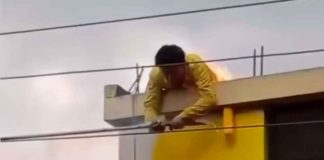 #Video | Hombre muere electrocutado mientras pintaba una casa en Ecuador