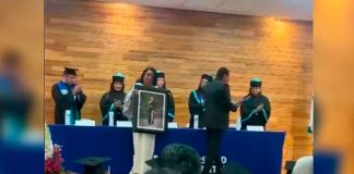 Padres reciben título universitario póstumo para Lesly, joven fallecida en accidente