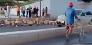#VIDEO | Hacen rapiña de cerveza tras accidente de tráiler en Culiacán