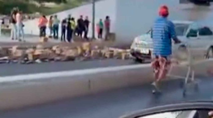 #VIDEO | Hacen rapiña de cerveza tras accidente de tráiler en Culiacán