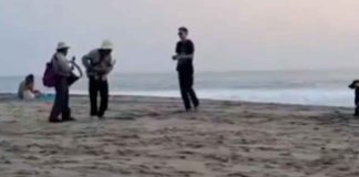 #Video | Turista extranjero agrede a músicos en playa Zicatela; les arrojó arena a los ojos #Oaxaca