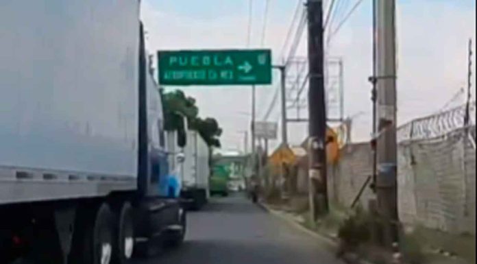 #Video | Motociclista sufre accidente tras maniobra de tráiler en la autopista México-Querétaro