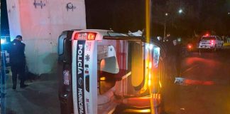 Vuelca patrulla de la Policía Municipal, sobre el Boulevard Industrial