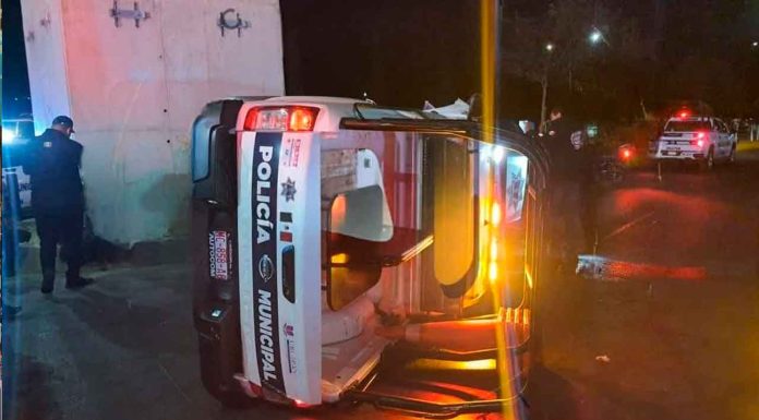 Vuelca patrulla de la Policía Municipal, sobre el Boulevard Industrial
