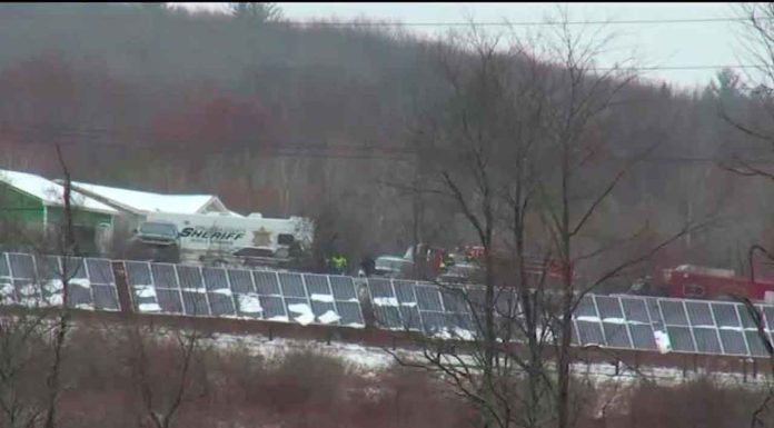 Avión ligero bimotor Mitsubishi con seis personas a bordo se estrelló cuando se dirigía al Aeropuerto