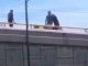 #Video | Confusión en intento de rescate en puente; policías someten al que pretendía ayudar