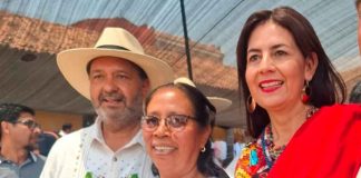 Julio Arreola reconoce a los artesanos de la región de Pátzcuaro en el Tianguis Artesanal del Domingo de Ramos en Uruapan