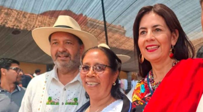 Julio Arreola reconoce a los artesanos de la región de Pátzcuaro en el Tianguis Artesanal del Domingo de Ramos en Uruapan