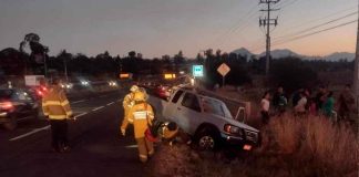 Camioneta se sale del asfalto en la Morelia-Pátzcuaro; hay 2 personas lastimadas