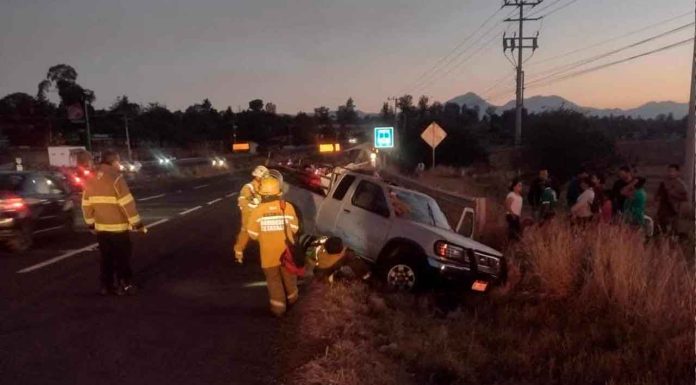 Camioneta se sale del asfalto en la Morelia-Pátzcuaro; hay 2 personas lastimadas