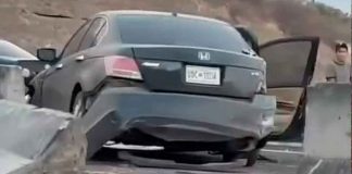 Vuelca auto en la Apatzingán – Cuatro Caminos; no hay heridos