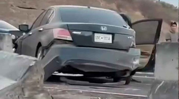 Vuelca auto en la Apatzingán – Cuatro Caminos; no hay heridos