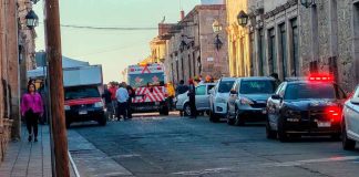 Un vehículo impactó contra un puesto de venta de tamales; dos mujeres fueron embestidas #Morelia