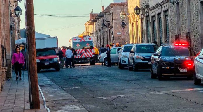 Un vehículo impactó contra un puesto de venta de tamales; dos mujeres fueron embestidas #Morelia