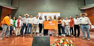 Entregan “Tarjeta Naranja” para apoyar con el transporte para estudiantes en Charo
