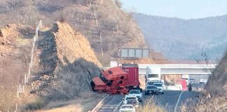 Tráiler se accidenta en autopista Siglo XXI, no hay víctimas