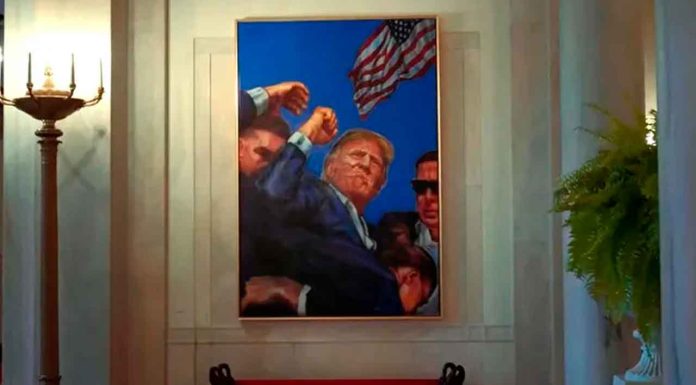 #VIDEO | Casa Blanca quita retrato de Obama y pone cuadro de atentado contra Trump