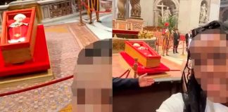 #Video | Indignación por fotografías frente al féretro del Papa Francisco en el Vaticano