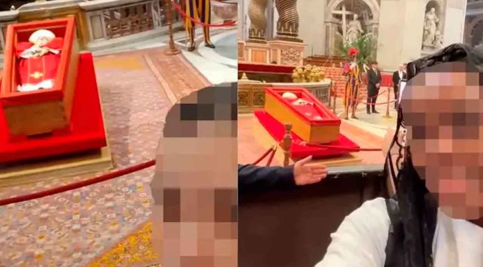 #Video | Indignación por fotografías frente al féretro del Papa Francisco en el Vaticano