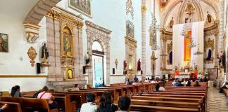 Decenas de ciudadanos y turistas visitan los 7 templos en la capital michoacana