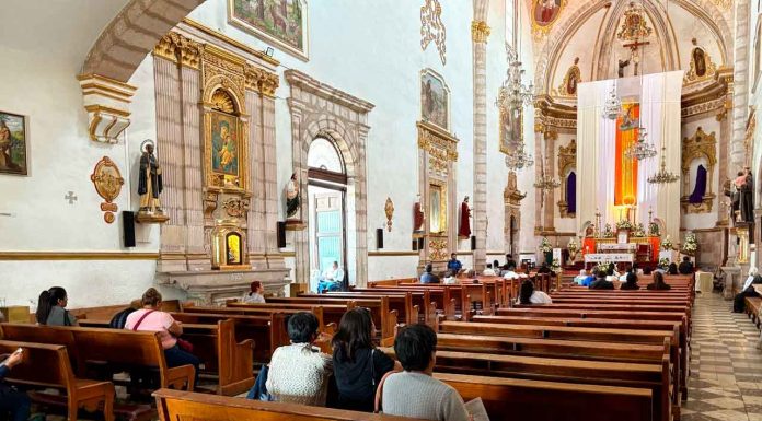 Decenas de ciudadanos y turistas visitan los 7 templos en la capital michoacana