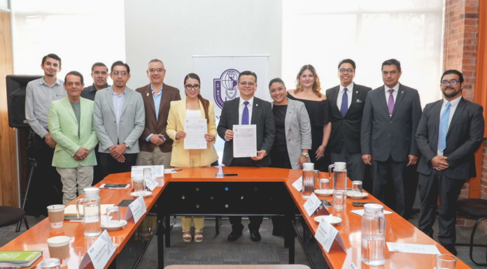 Yohana Mendoza firma convenio de colaboración con la UNLA
