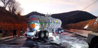 #VIDEOS | Sin víctimas tras volcadura de camión pipa cargado con gasolina