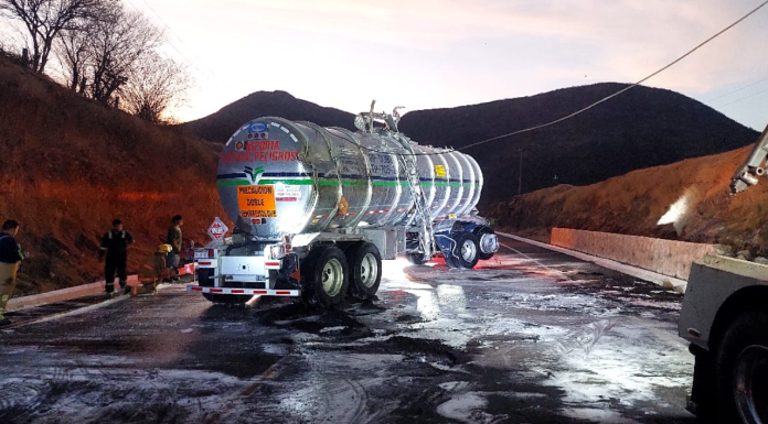 #VIDEOS | Sin víctimas tras volcadura de camión pipa cargado con gasolina