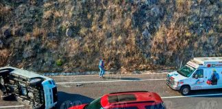 Camioneta vuelca en la autopista Siglo XXI, tramo Pátzcuaro Uruapan