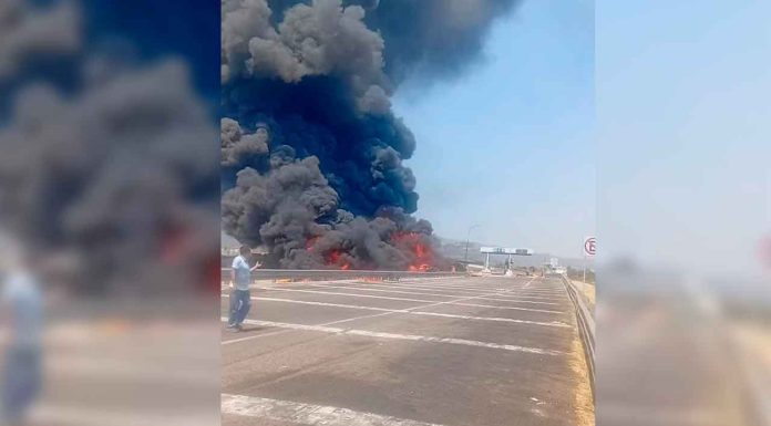 #Video | Vuelca pipa cargada con turbosina y arde en llamas en la Pátzcuaro-Copándaro
