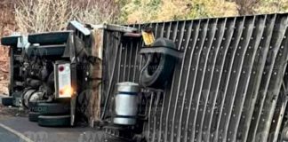 Vuelca tractocamión melonero y aplasta a 4 integrantes de una familia en Tzitzio