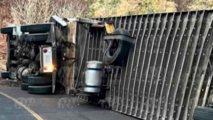 vuelca-tractocamión