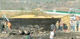 #Video | Vuelca tráiler en el entronque Pátzcuaro-Cuitzeo/Guadalajara-México