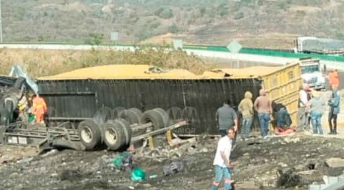 #Video | Vuelca tráiler en el entronque Pátzcuaro-Cuitzeo/Guadalajara-México