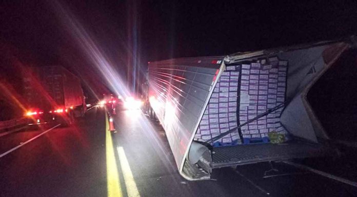 Se accidenta vehículo de carga en la pista Pátzcuaro-Cuitzeo