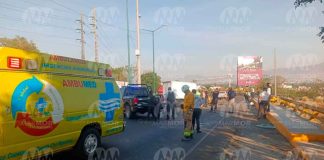 #Seguimiento#VIDEO | Auto se brinca camellón e impacta camioneta; hay un muerto y dos heridos graves