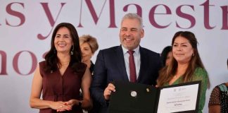 El corazón de Michoacán late de gratitud; reconoce Bedolla a mil 700 docentes por décadas de servicio